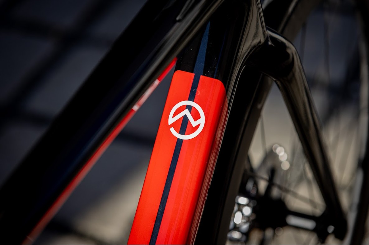 Officine Mattio Granfondo černá s červenou, vel. 54, detail hlavové trubky s logem OM
