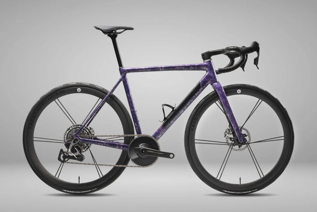 Officine Mattio Granfondo, pohled z boku, studio na šedém pozadí