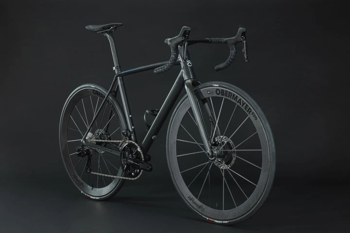 Officine Mattio SL Disc, zepředu ze tří čtvrtin, studio na černém pozadí