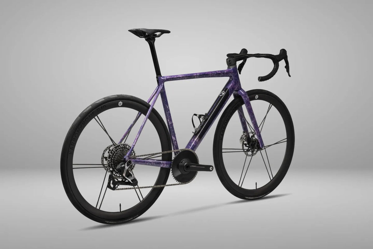 Officine Mattio Granfondo, zepředu ze tří čtvrtin