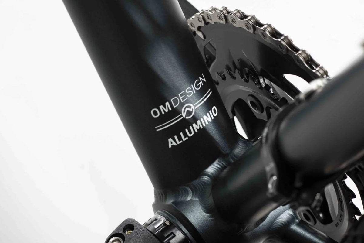 Officine Mattio Santiago AL, detail nápisu Alluminio na rámu