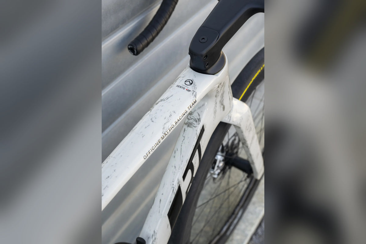 Officine Mattio Vento RT, detail hlavové trubky a vidlice