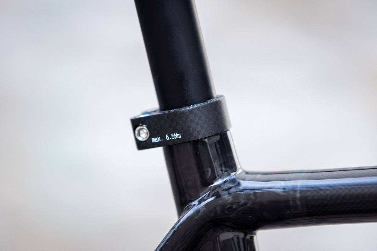 Officine Mattio SL Raw Carbon, vel. 54, sedlová trubka a objímka