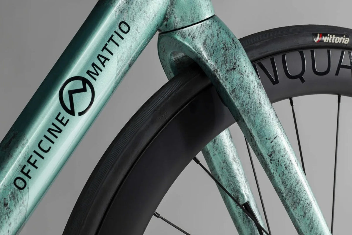 Officine Mattio Lemma 3.0, detail vidlice a loga
