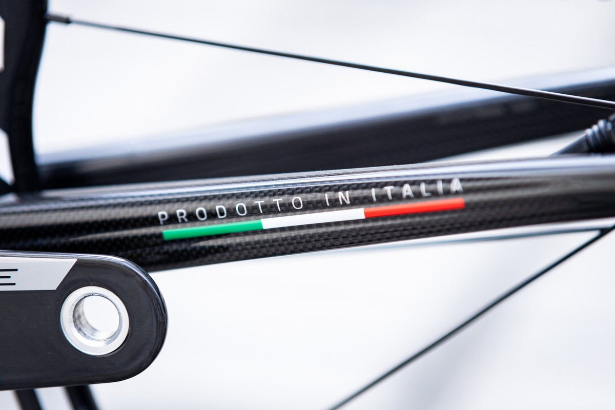 Officine Mattio SL Raw Carbon, vel. 54, nápis Prodotto in Italia na zadní stavbě