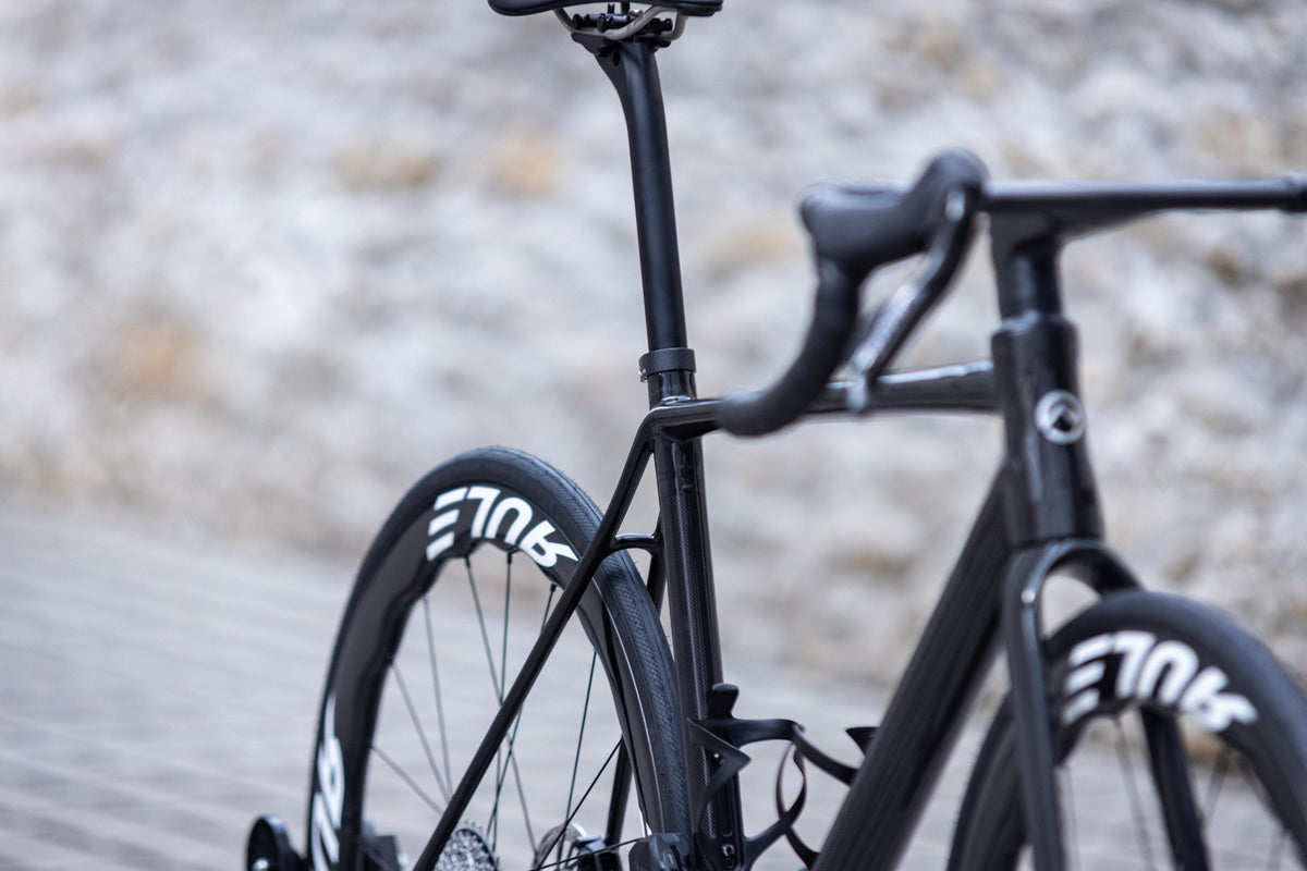 Officine Mattio SL Raw Carbon, vel. 54, zepředu ze tří čtvrtin u zdi