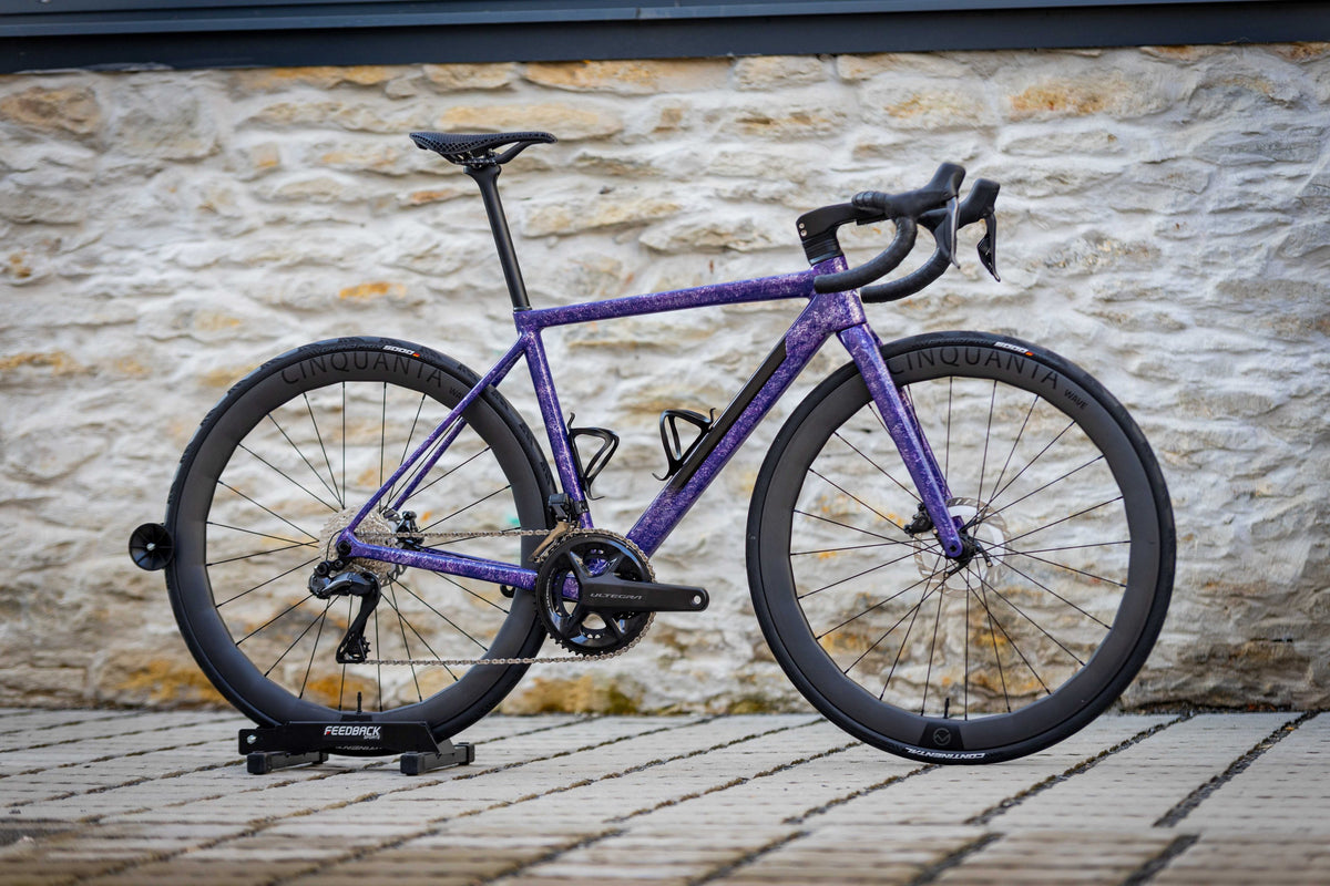 Officine Mattio Granfondo Myst Serpentinite, vel. 50, celé kolo z boku u kamenné zdi