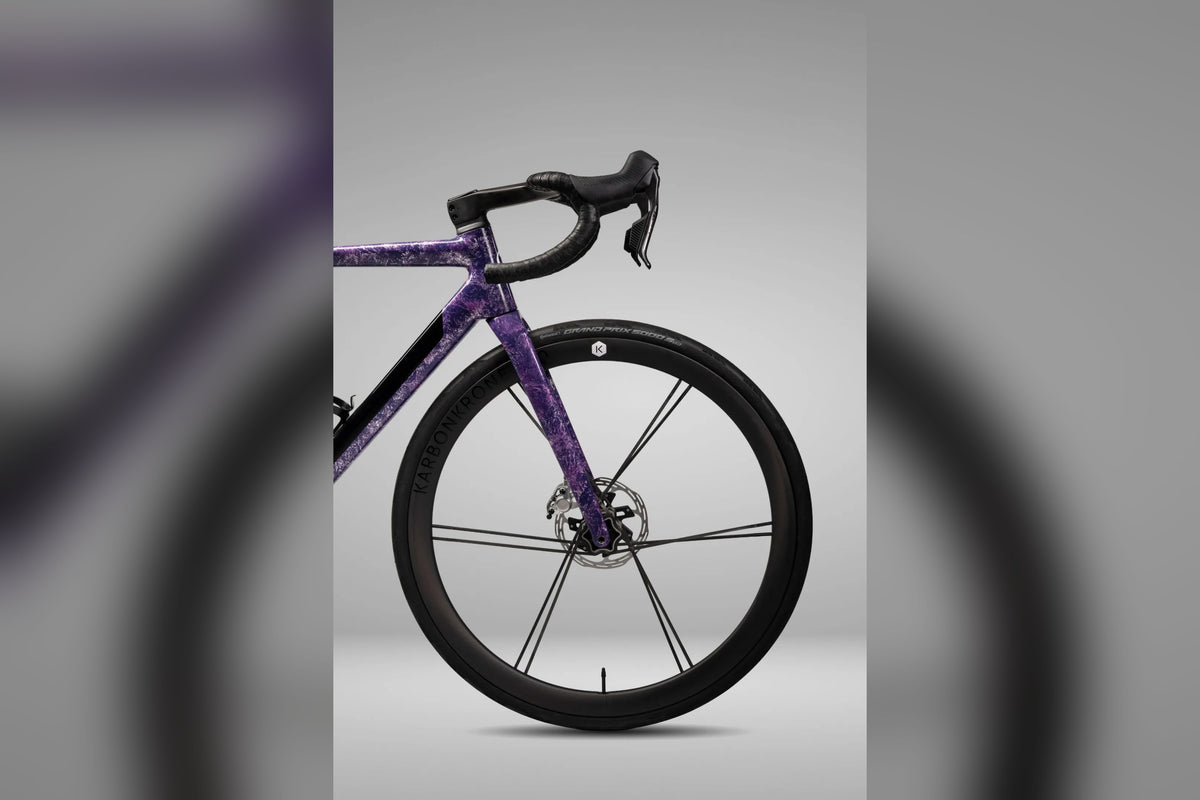 Officine Mattio Granfondo, přední kolo a řídítka zepředu