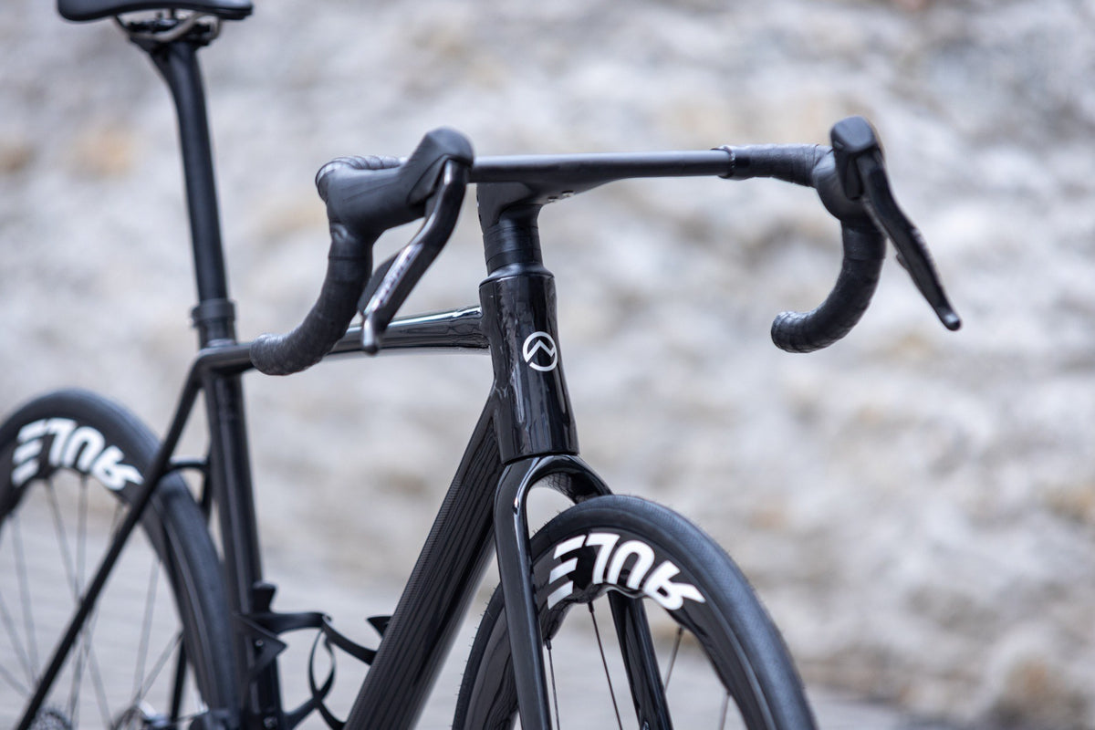 Officine Mattio SL Raw Carbon, vel. 54, řídítka a vidlice zepředu