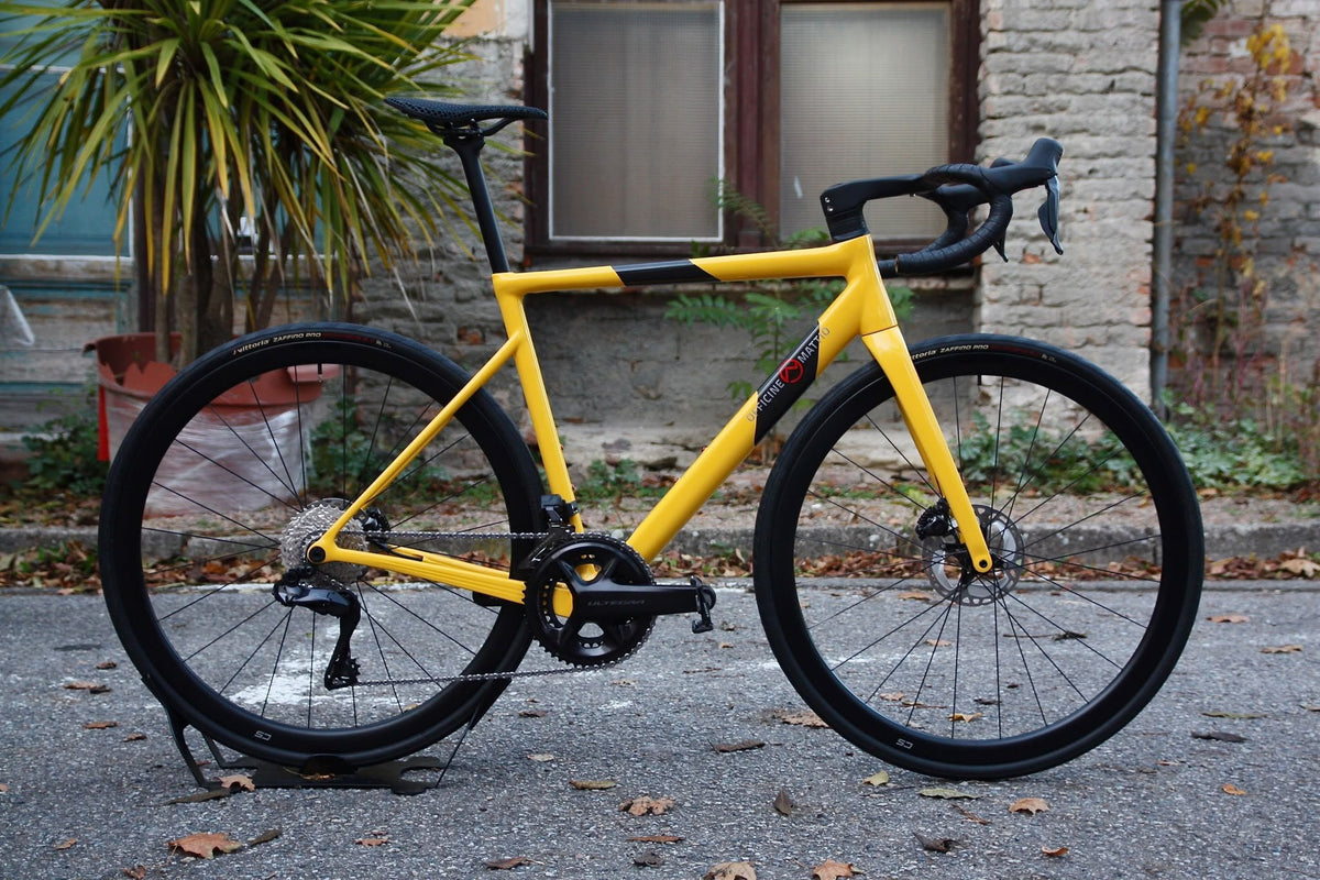 Officine Mattio Lemma 3.0 Giallo di Modena, vel. 54, jeté, celé kolo z boku venku