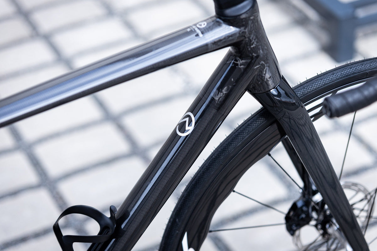 Officine Mattio SL Raw Carbon, vel. 54, detail rámu a vidlice