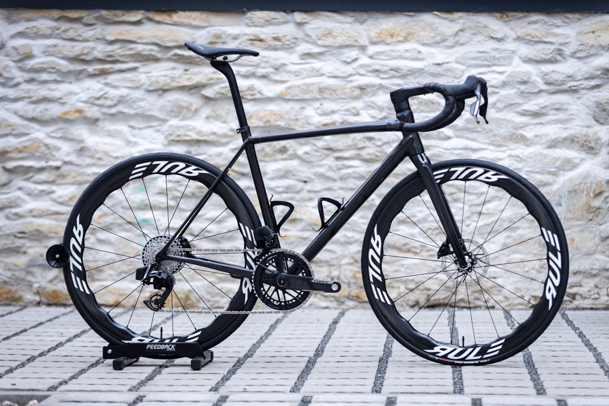 Officine Mattio SL Raw Carbon, vel. 54, celé kolo z boku u zdi