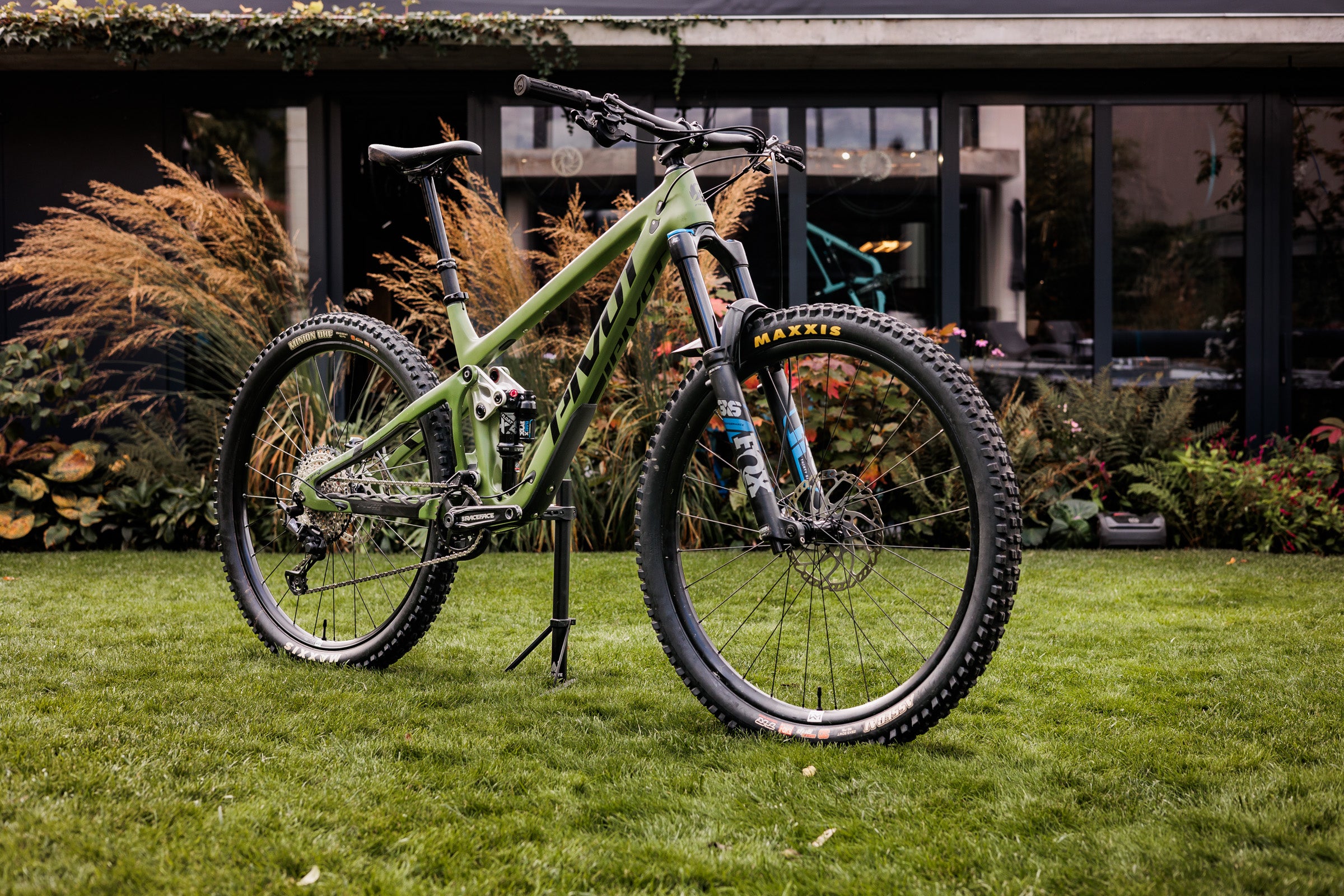 Pivot Switchblade velikost L