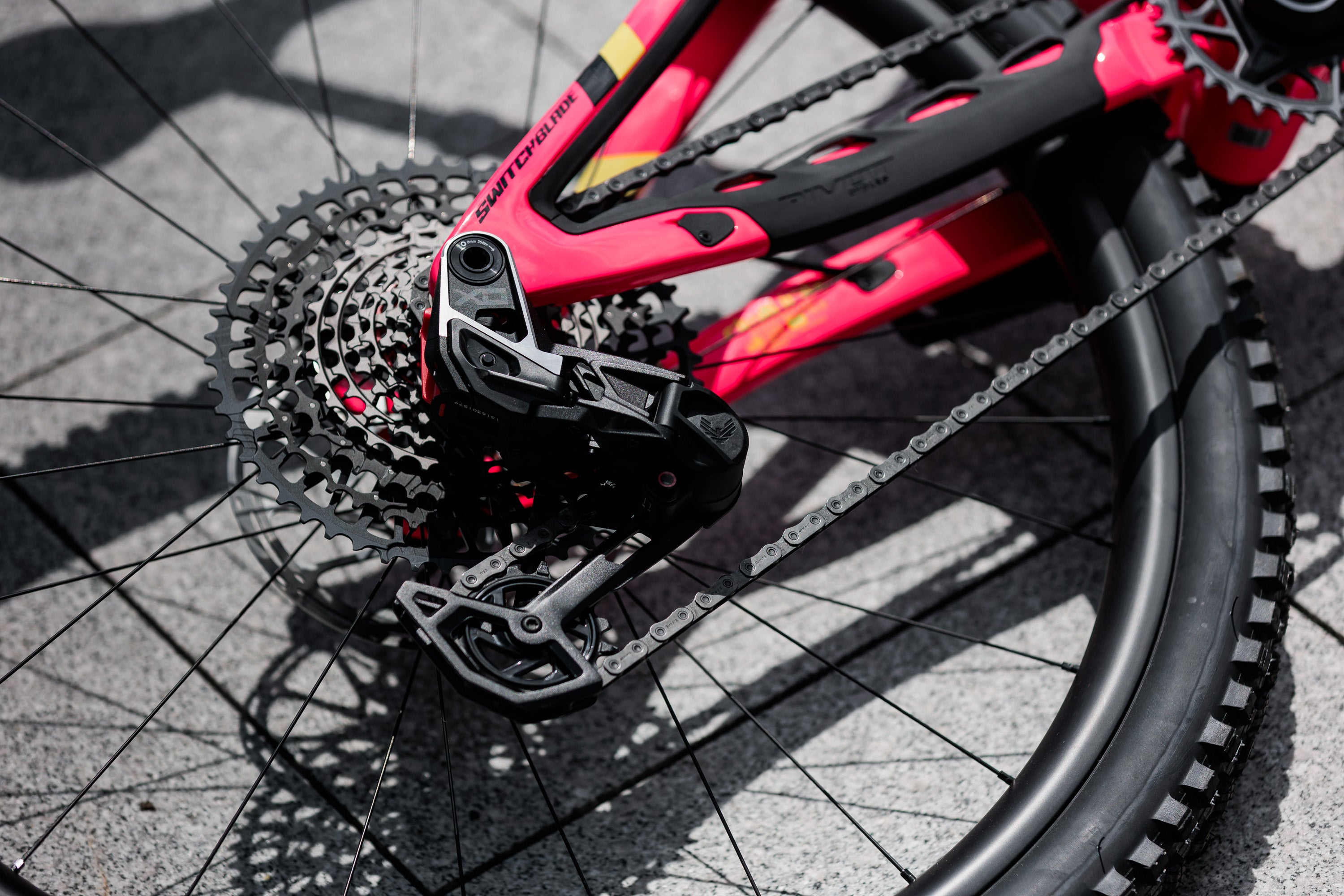 Pivot Switchblade Talon velikost M