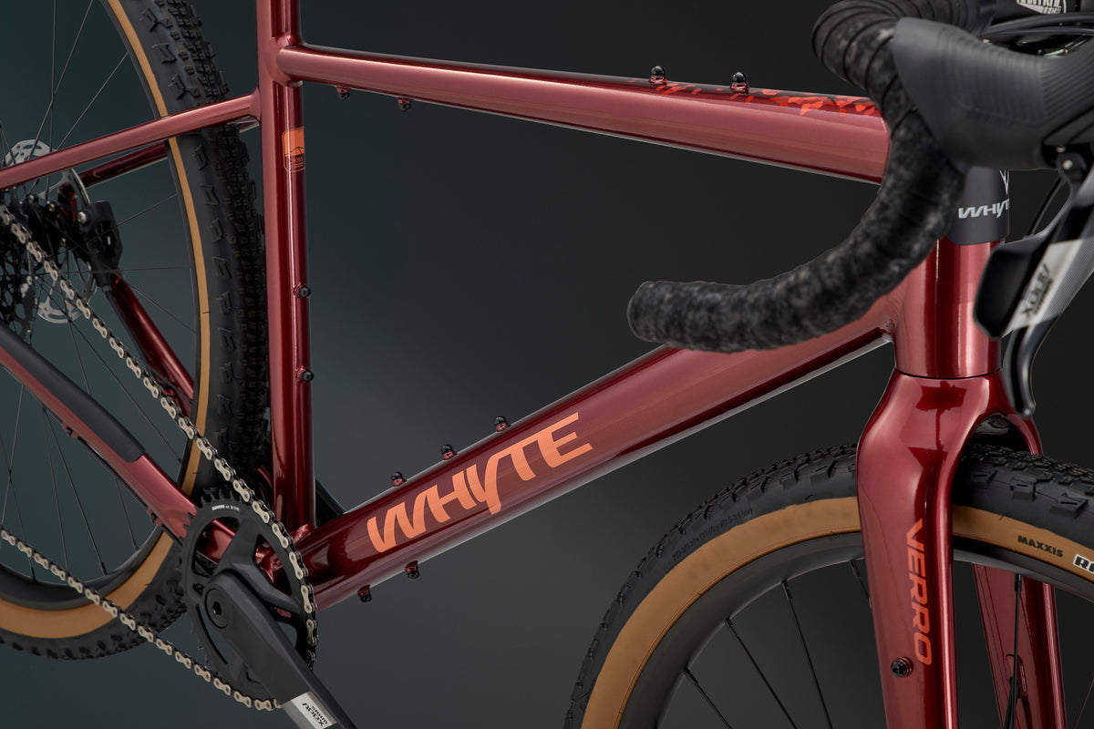 Whyte Verro, Flame red, úchyty na rámu