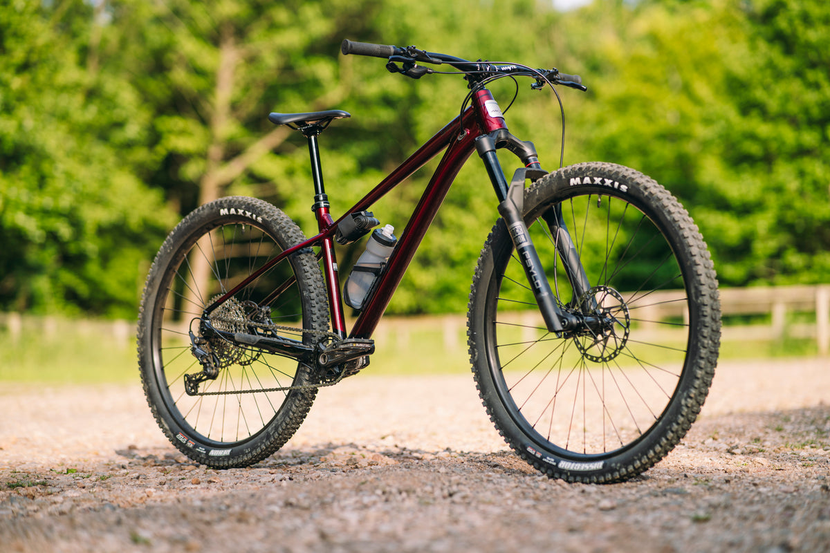 Whyte Secta RS, Ruby red and black, detail vidlice v terénu