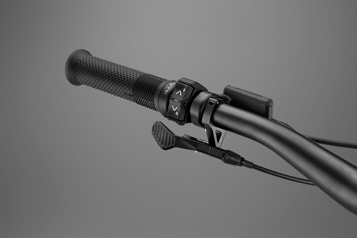 Whyte Secta E, Gun metal, detail ovladače a páčky sedlovky