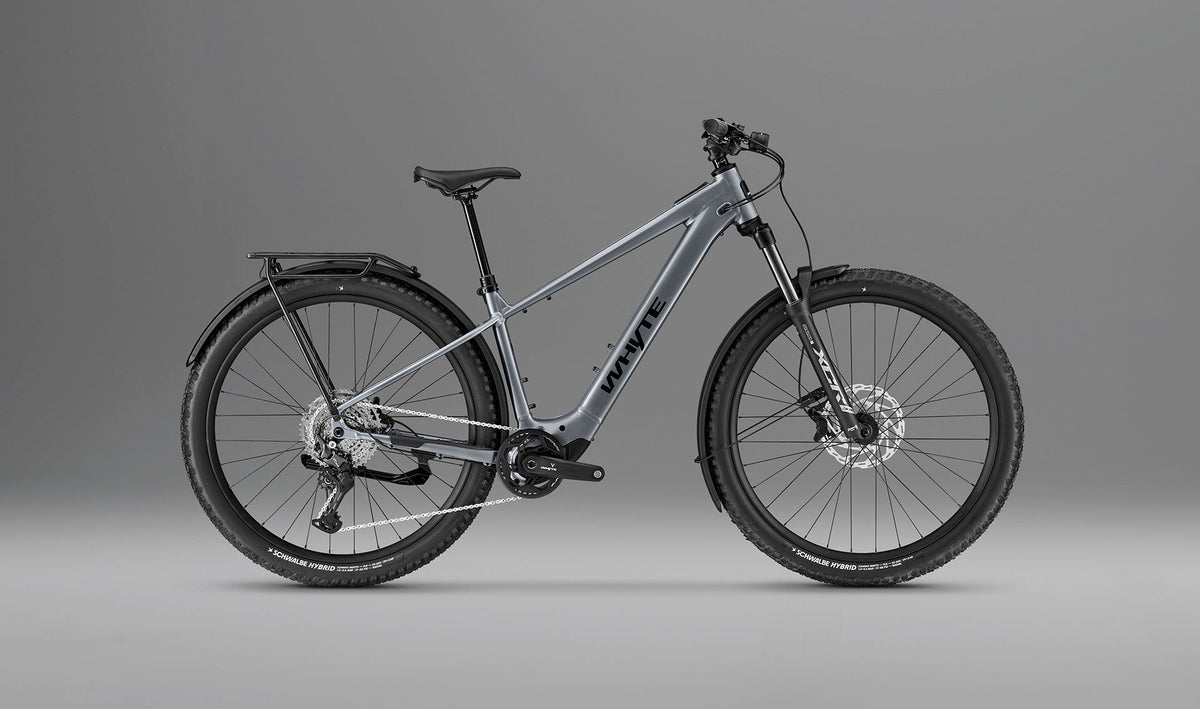 Whyte Secta E SUV, Dark silver, z boku, na šedém pozadí