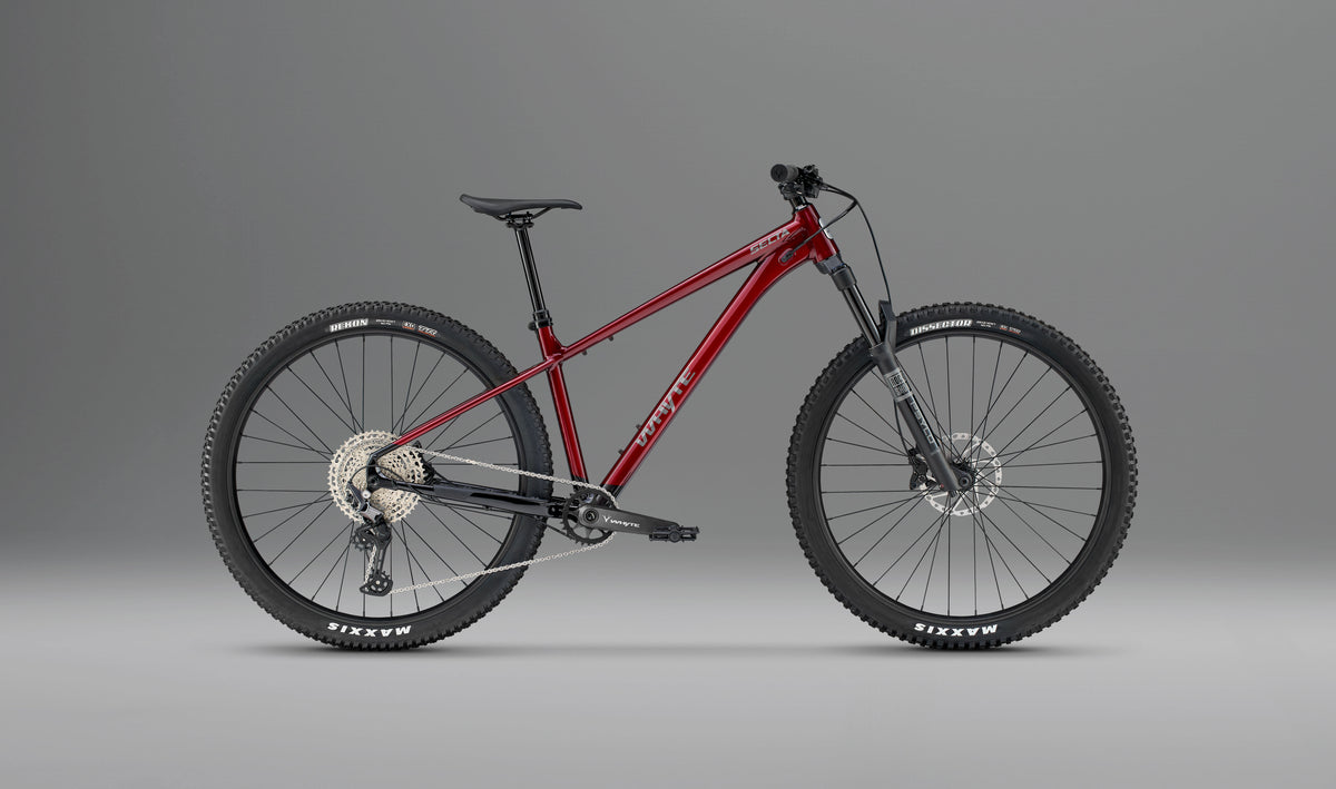 Whyte Secta RS, Ruby red and black, z boku, na šedém pozadí