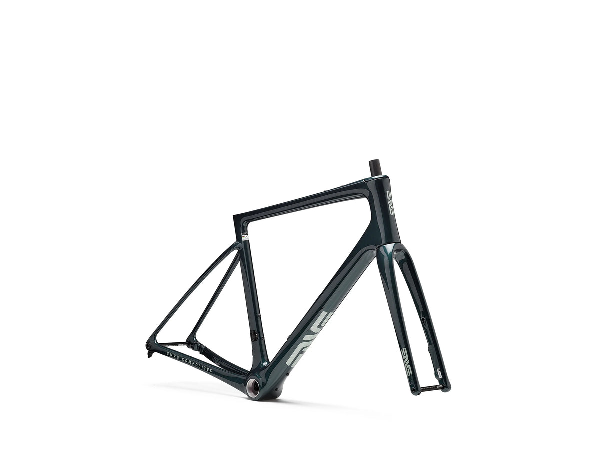 ENVE Fray rámová sada, British Racing Green, rám zepředu ze tří čtvrtin #Barva_British Racing Green