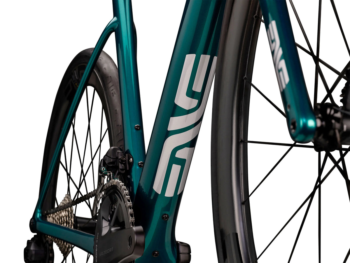 ENVE Fray, Agave Blue, detail zadní stavby s logem ENVE #Barva_Agave Blue