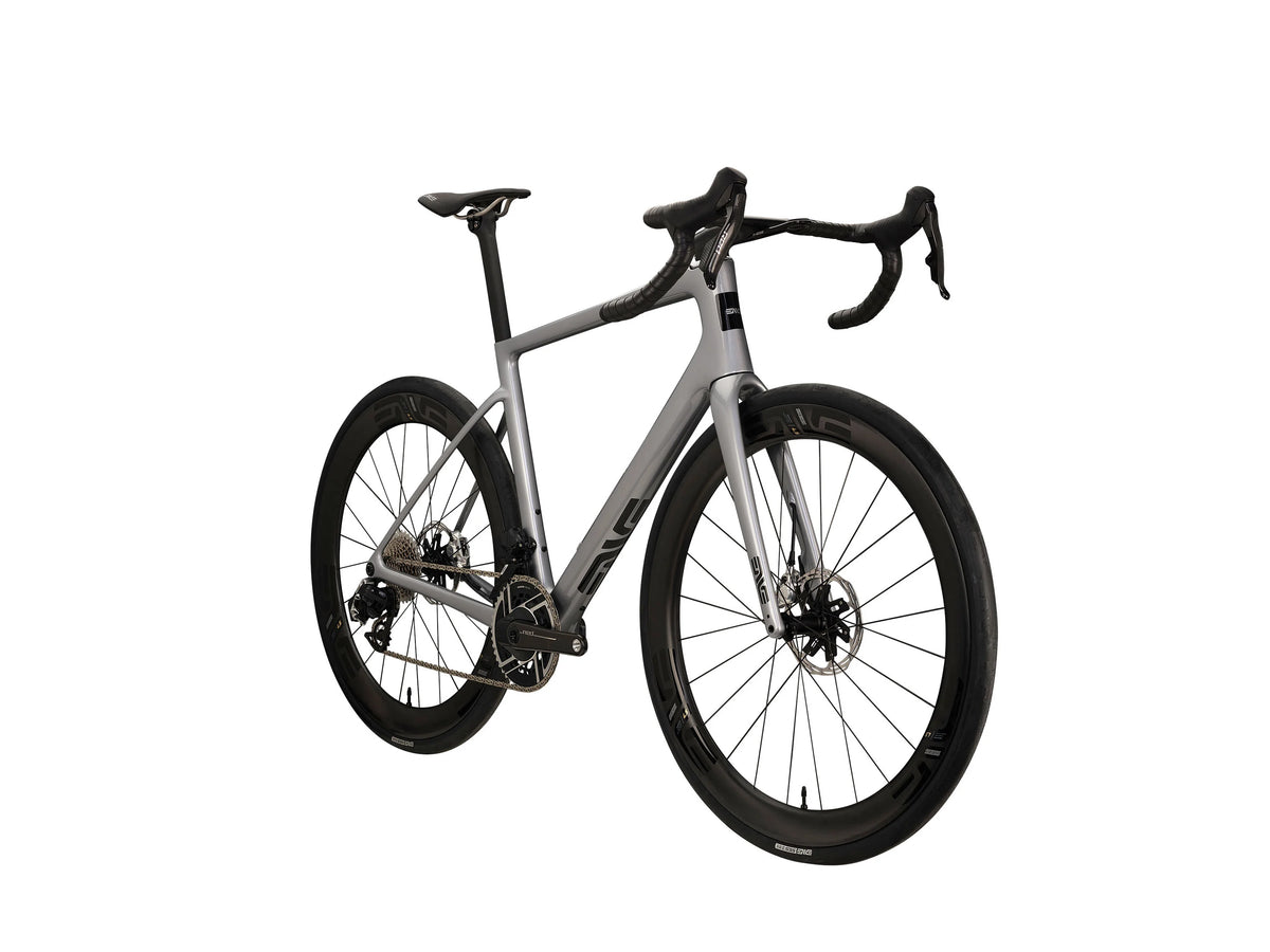ENVE Fray, GT Silver, zepředu ze tří čtvrtin #Barva_GT Silver