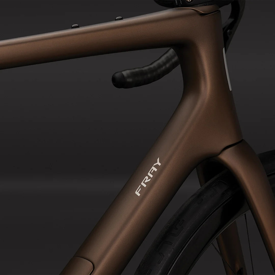 ENVE Fray, Toffee Brown, detail rámu na tmavém pozadí #Barva_Toffee Brown