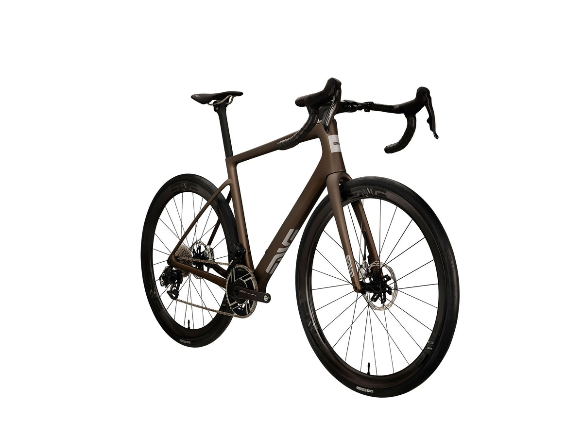 ENVE Fray, Toffee Brown, zepředu ze tří čtvrtin #Barva_Toffee Brown