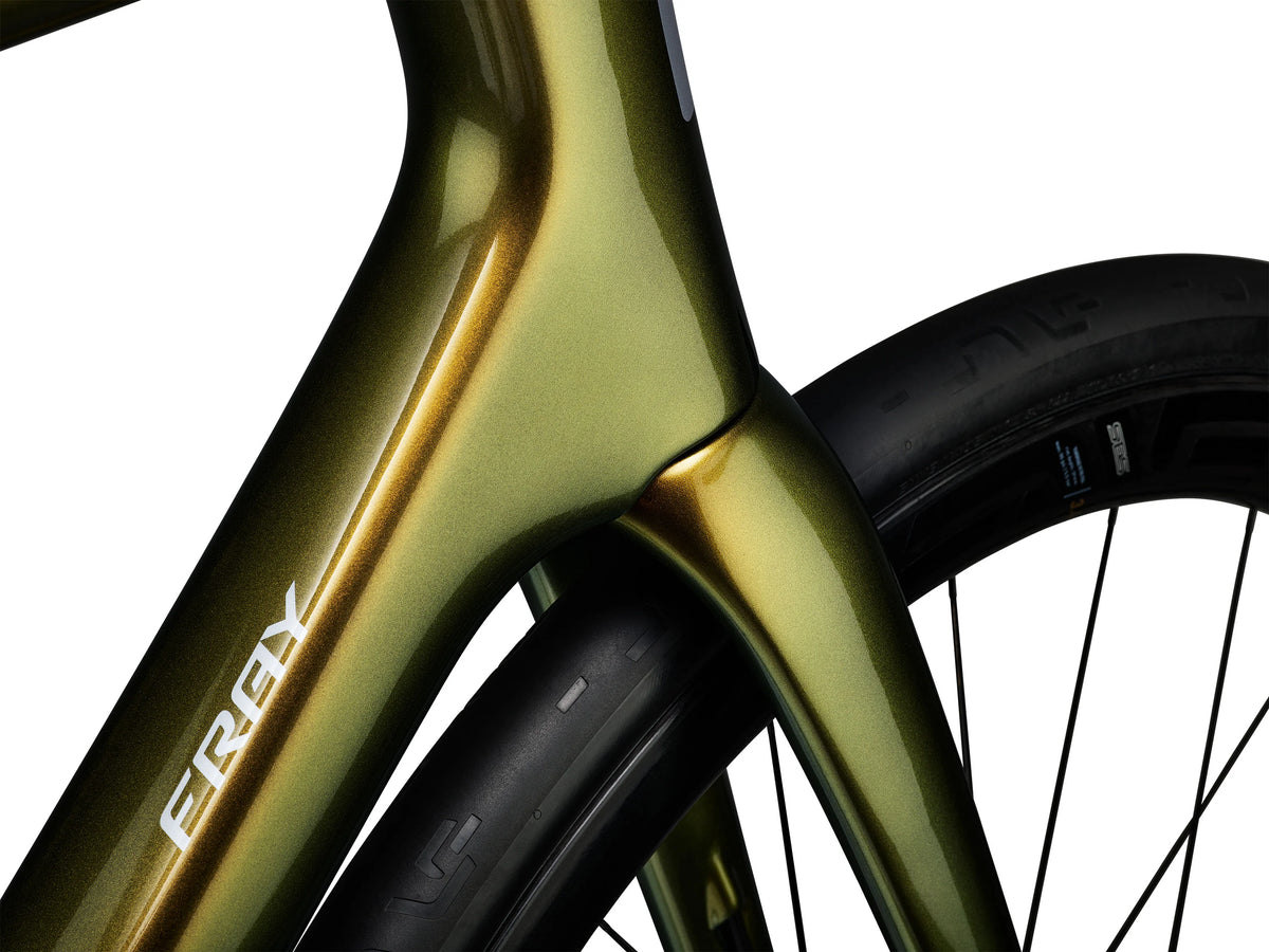ENVE Fray, Venom, detail vidlice s nápisem FRAY #Barva_Venom