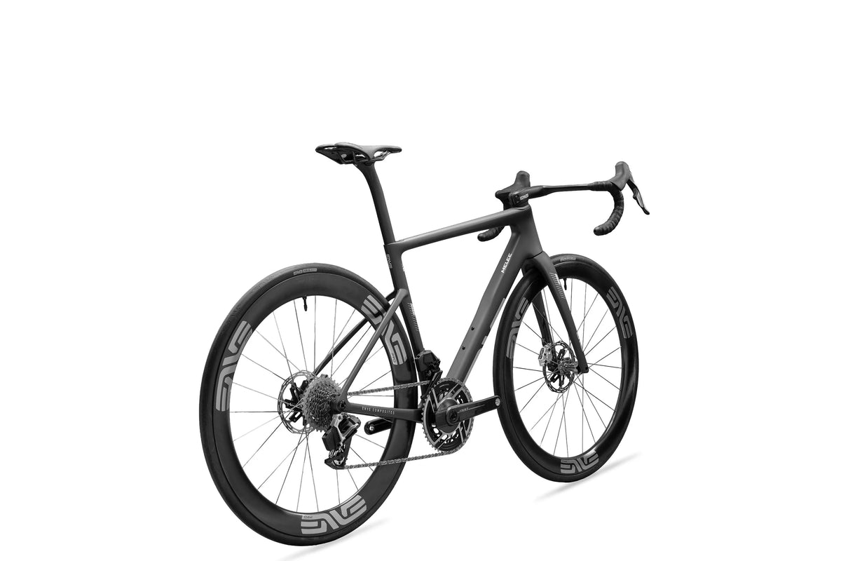 ENVE Melee v2, UL Black, zepředu ze tří čtvrtin, levá strana #Barva_UL Black