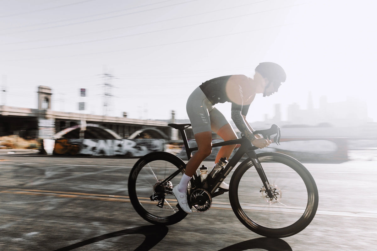 ENVE Melee v2, UL Black, v jízdě městem #Barva_UL Black