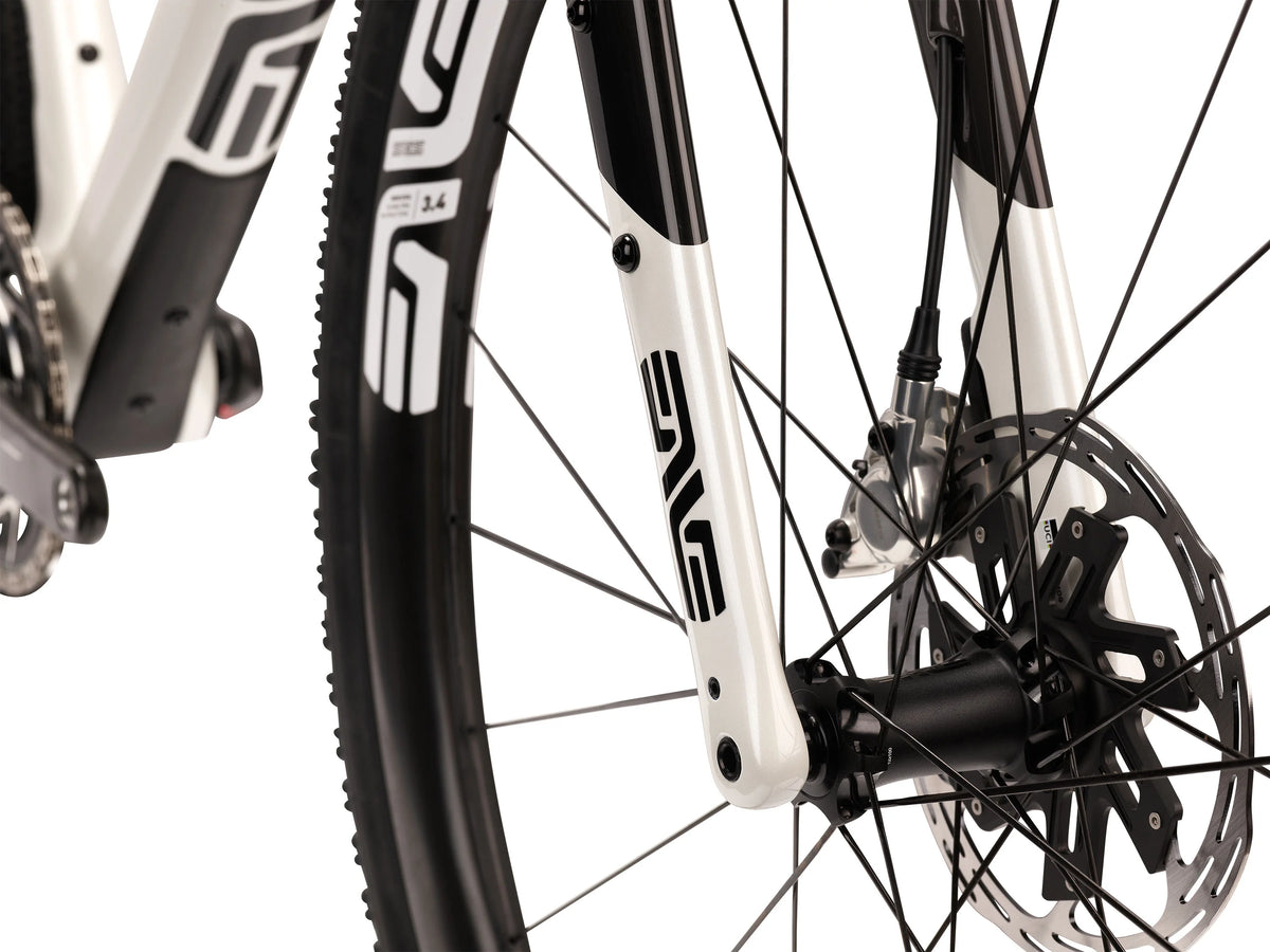 ENVE MOG, Aspen White, detail vidlice a přední brzdy #Barva_Aspen White