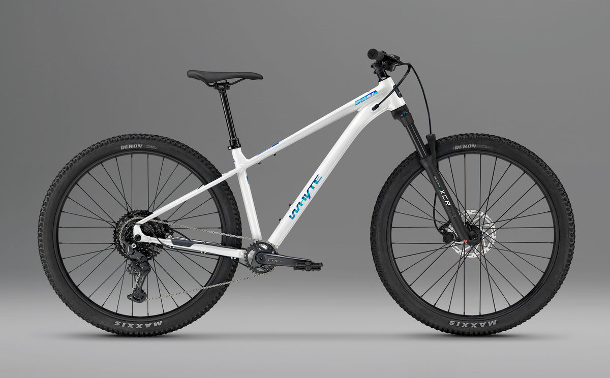 Whyte Secta R, Electric white, z boku, na šedém pozadí