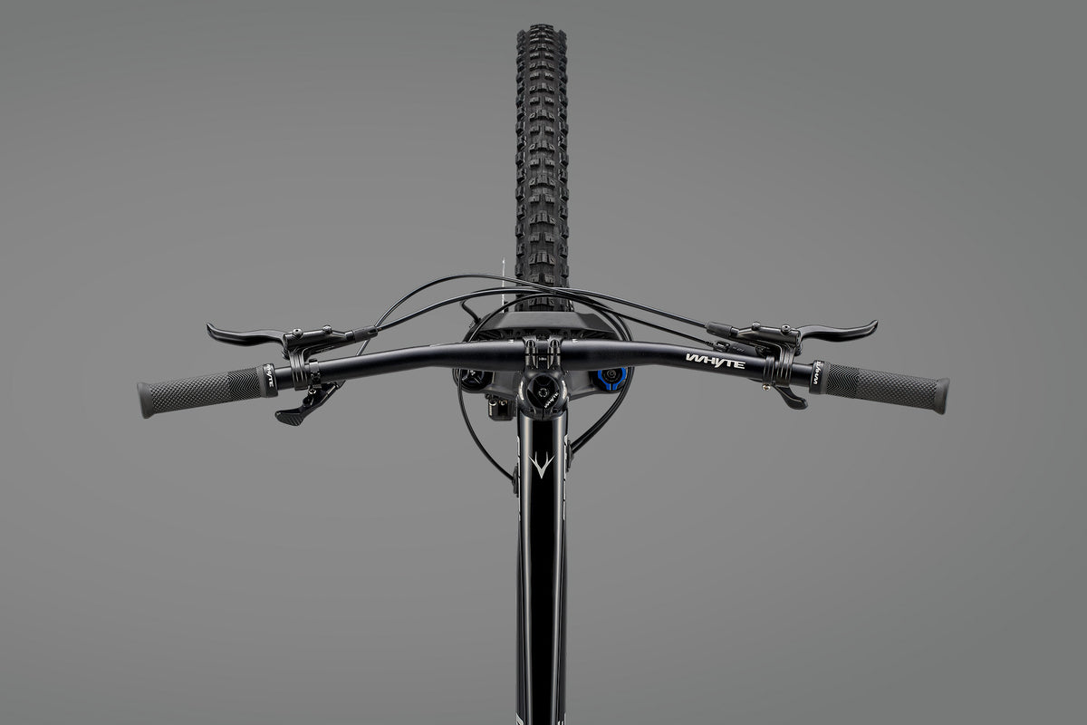Whyte Secta RS, Stealth black and silver, pohled na řídítka