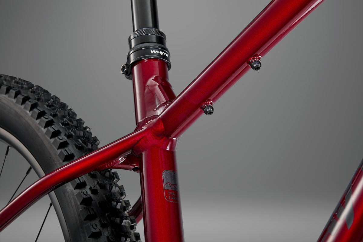 Whyte Secta RS, Ruby red and black, detail rámu u sedlové trubky