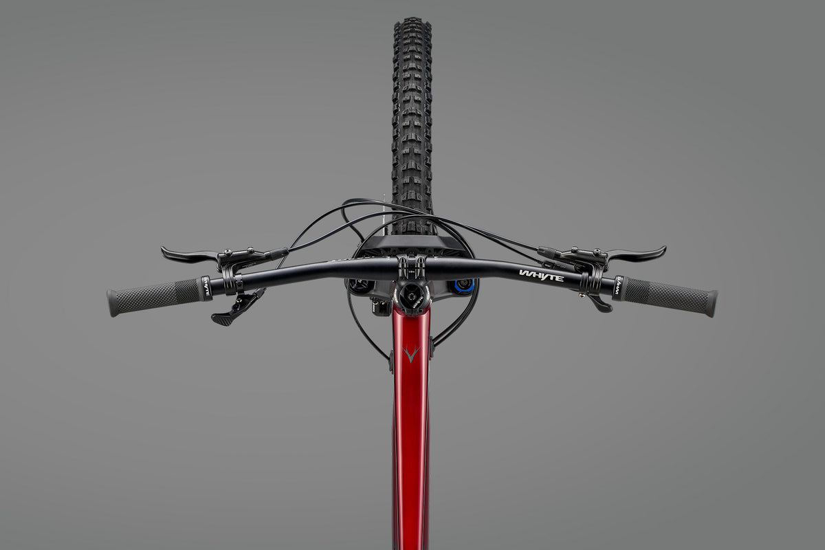 Whyte Secta RS, Ruby red and black, pohled na řídítka
