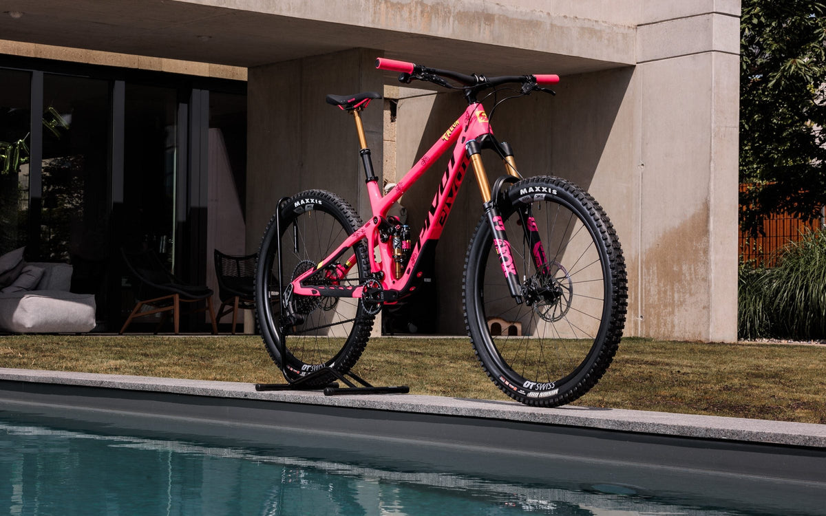 Pivot Switchblade Talon z outletu u bazénu