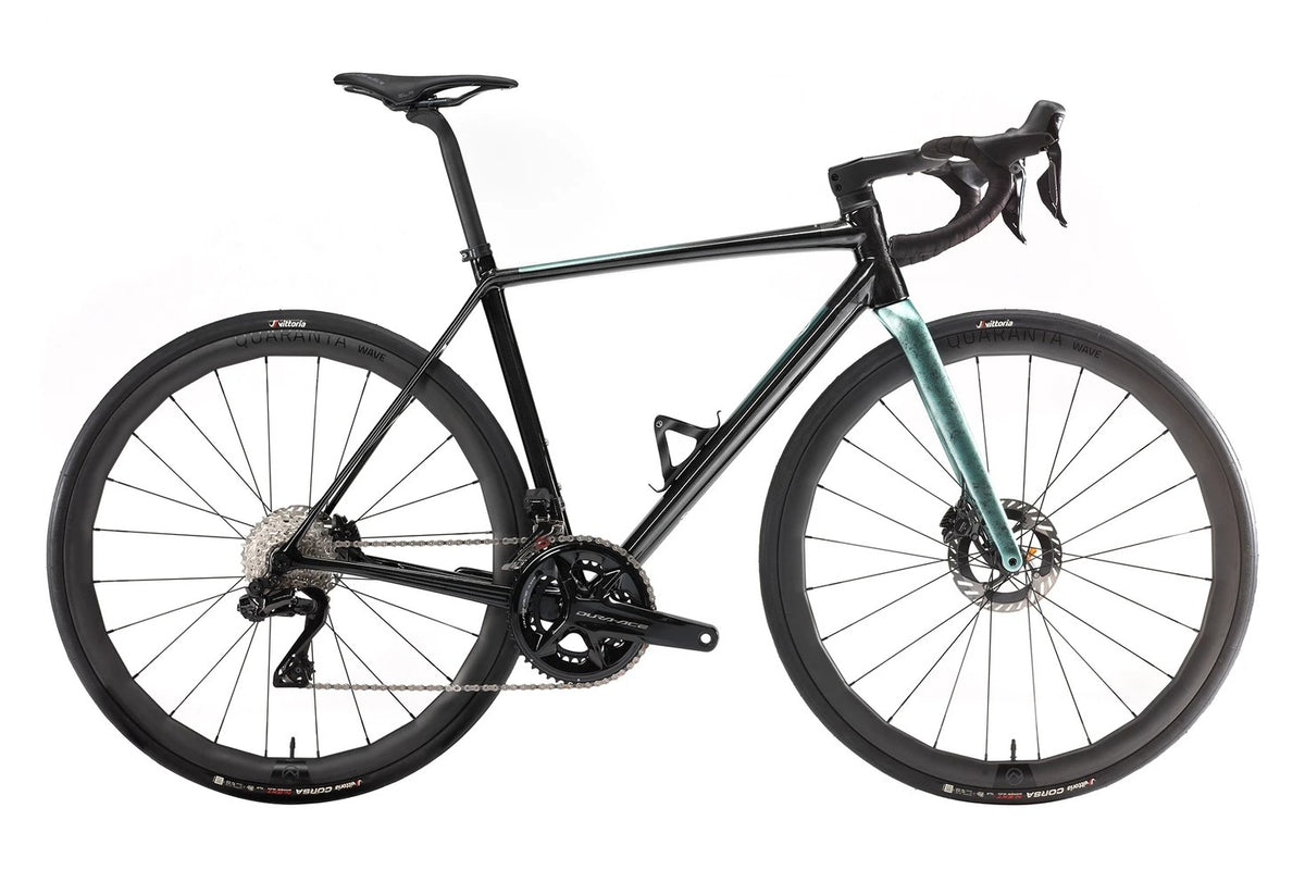 Officine Mattio SL Comp, pohled z boku, studio na bílém