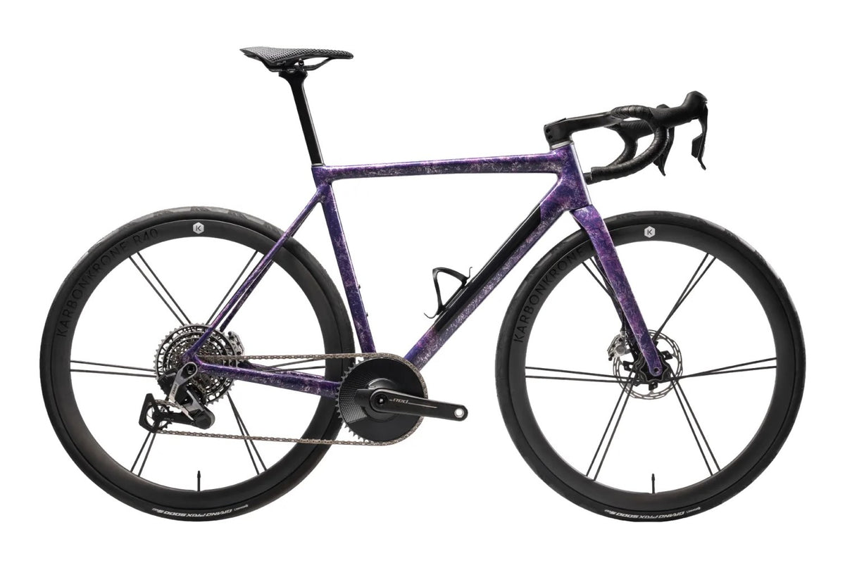 Officine Mattio Granfondo, pohled z boku, studio na bílém