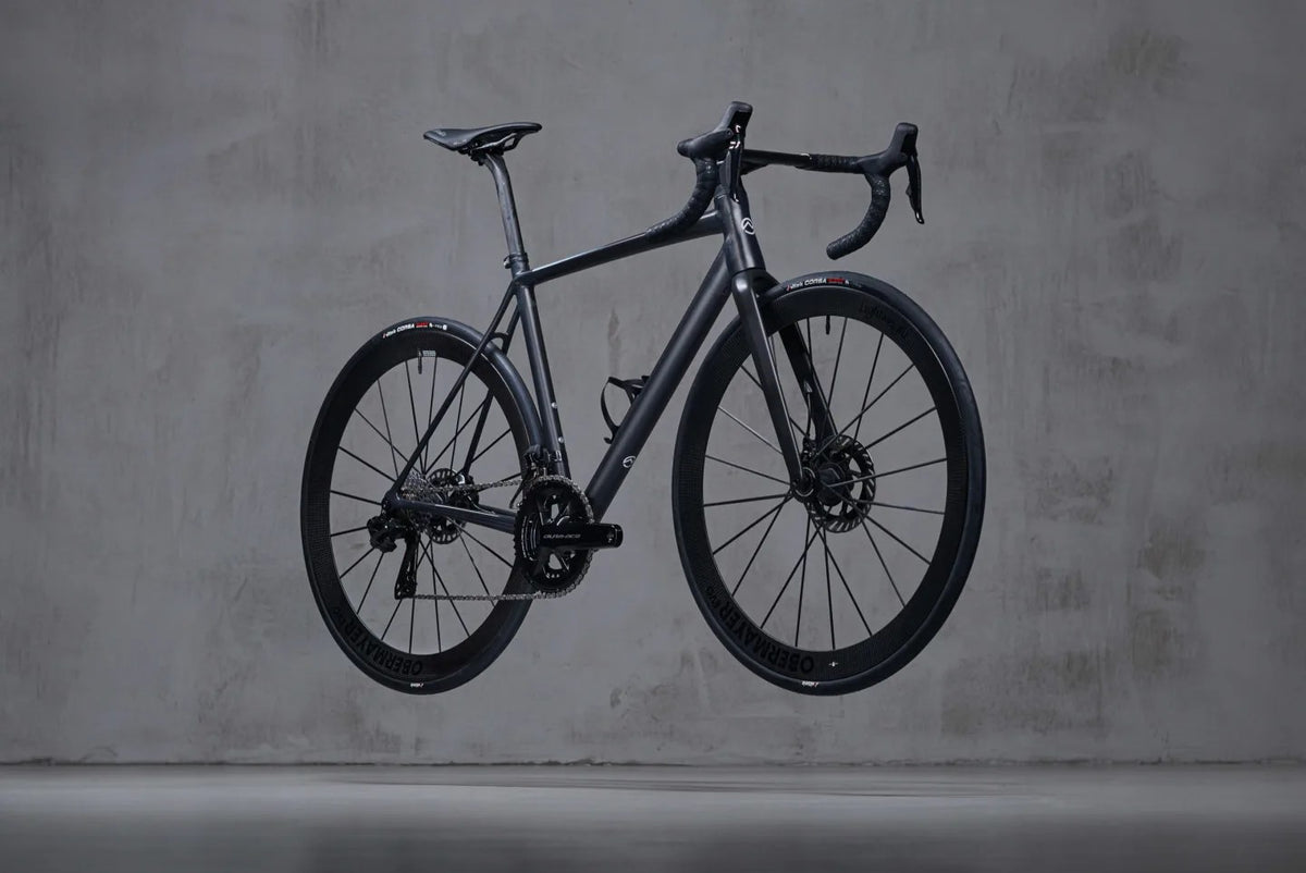 Officine Mattio SL Disc, zepředu ze tří čtvrtin, studio na šedém pozadí