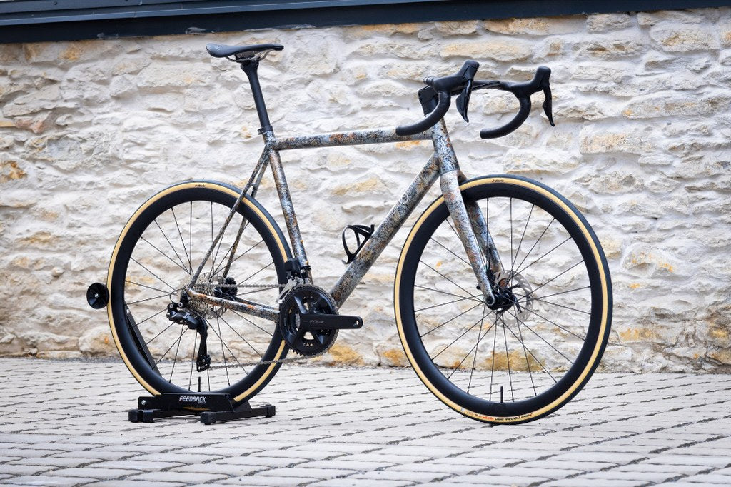 Officine Mattio SL starší generace Rustrock, vel. 56, celé kolo z boku u kamenné zdi