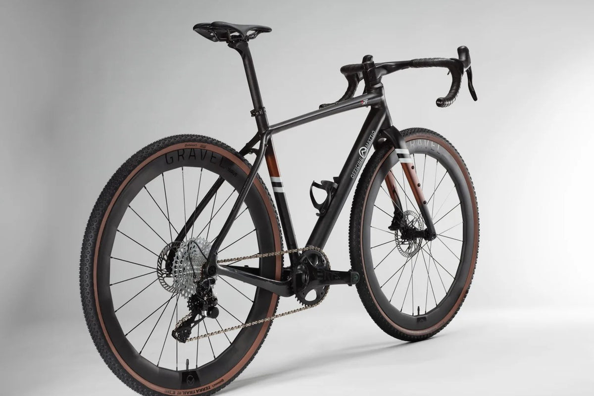 Officine Mattio Santiago RT, pohled zezadu z boku, studio