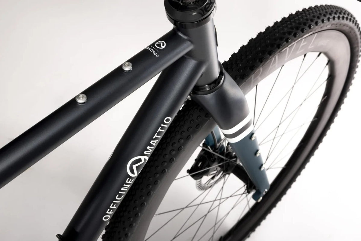 Officine Mattio Santiago AC, detail vidlice s logem