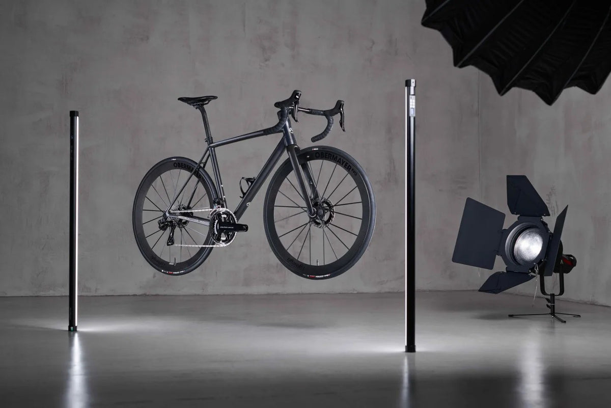Officine Mattio SL Disc, pohled z boku ve studiu se světly