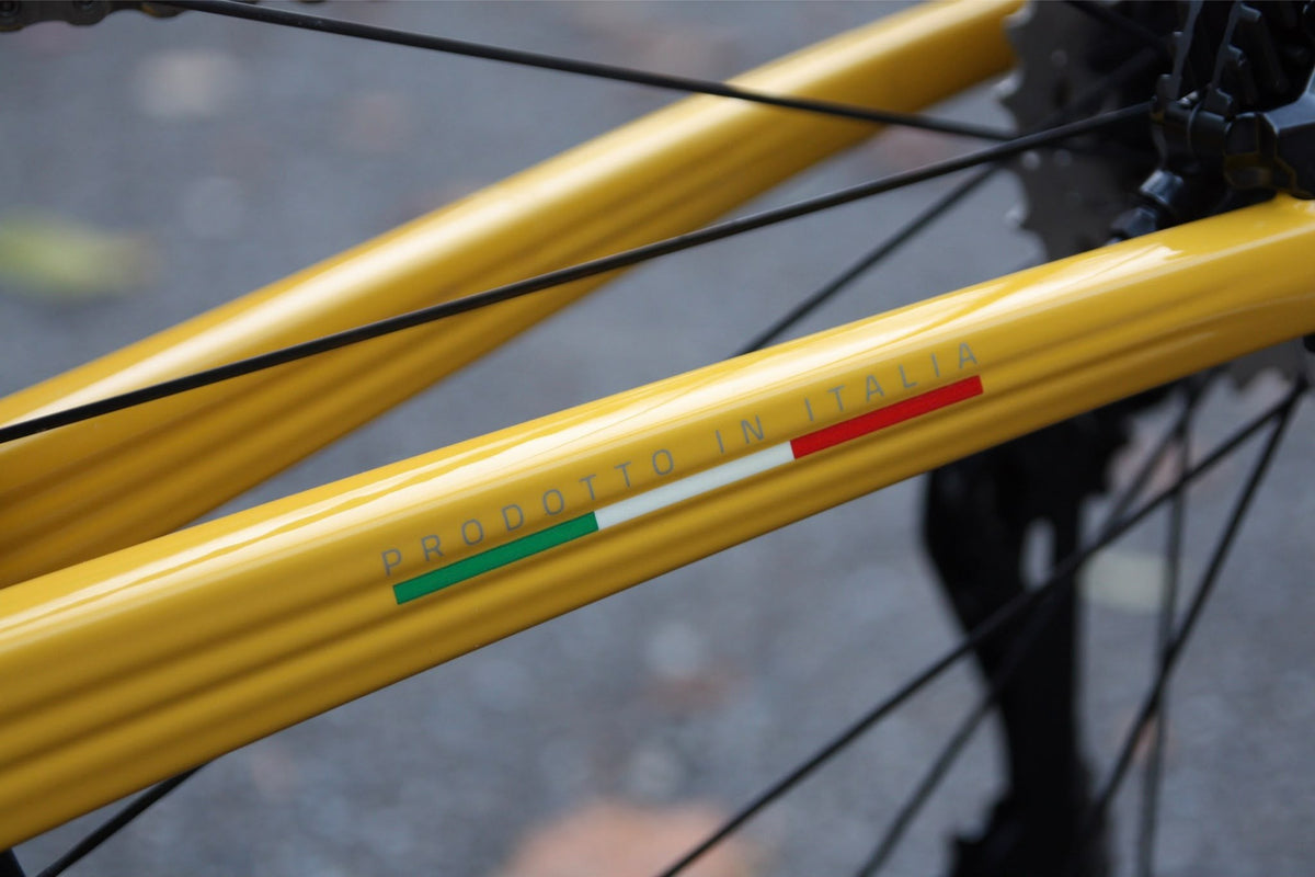 Officine Mattio Lemma 3.0 Giallo di Modena, vel. 54, jeté, detail zadní stavby s nápisem Prodotto in Italia