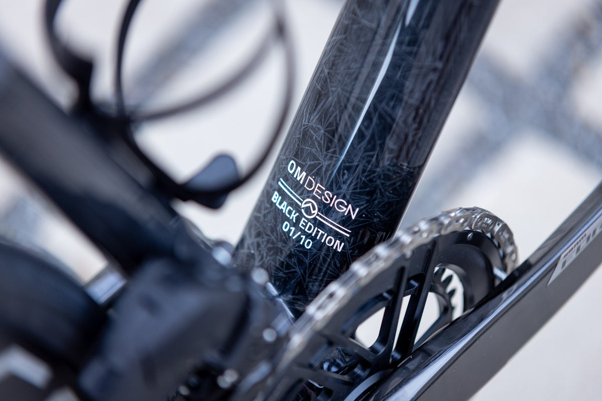 Officine Mattio SL Black Edition, vel. 54, detail rámu s nápisem Black Edition