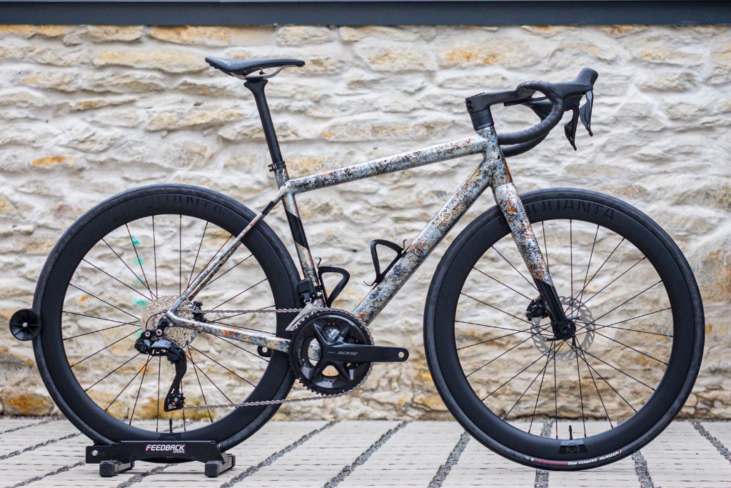 Officine Mattio SL starší generace Rustrock, vel. 52, celé kolo z boku u kamenné zdi
