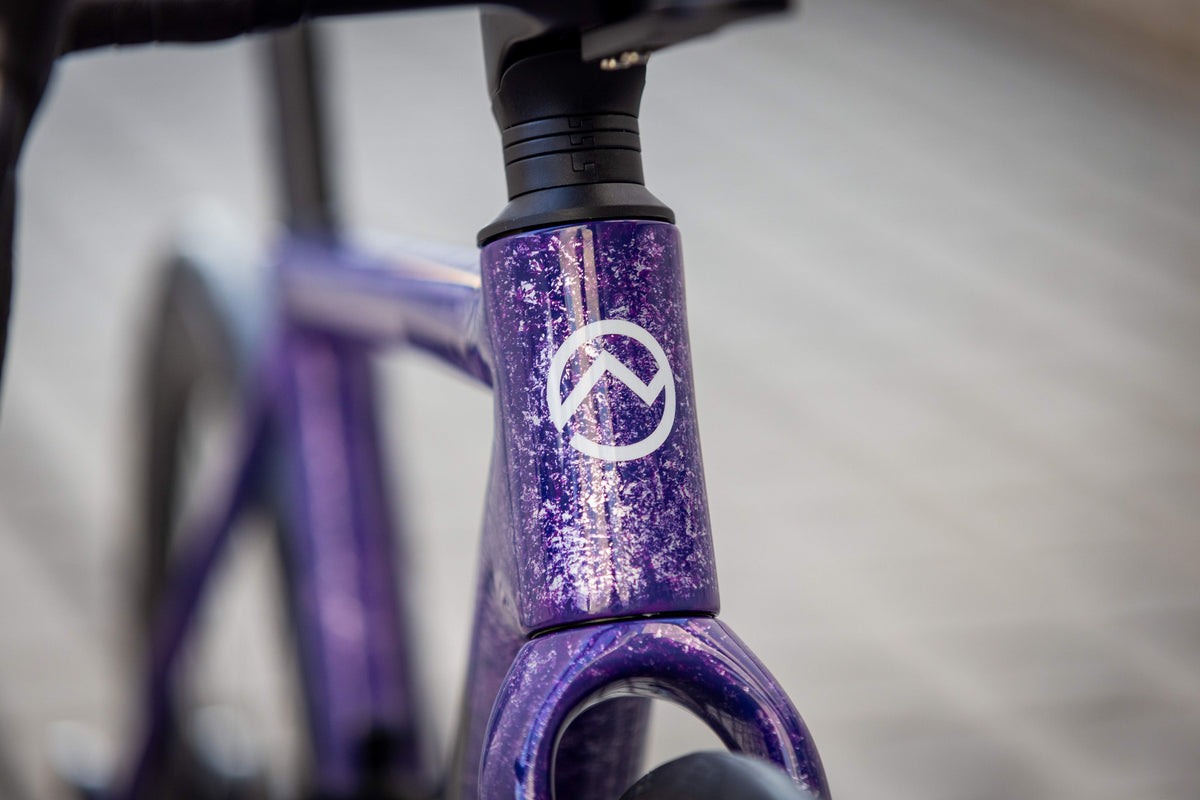 Officine Mattio Granfondo Myst Serpentinite, vel. 50, detail hlavové trubky s logem OM