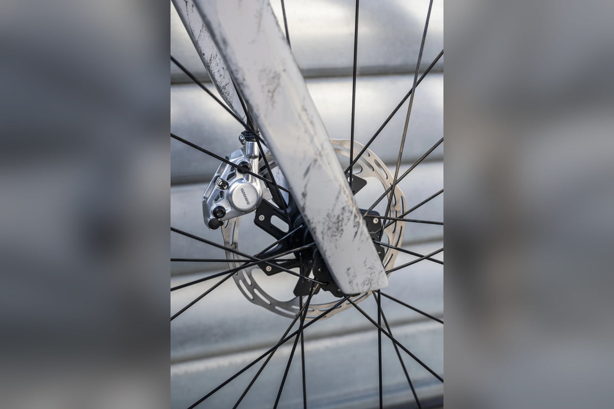 Officine Mattio Vento RT, detail přední vidlice a kotoučové brzdy