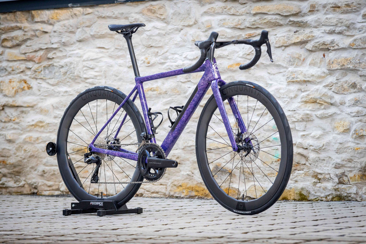 Officine Mattio Granfondo Myst Serpentinite, vel. 50, celé kolo na stojanu u kamenné zdi, tři čtvrtiny